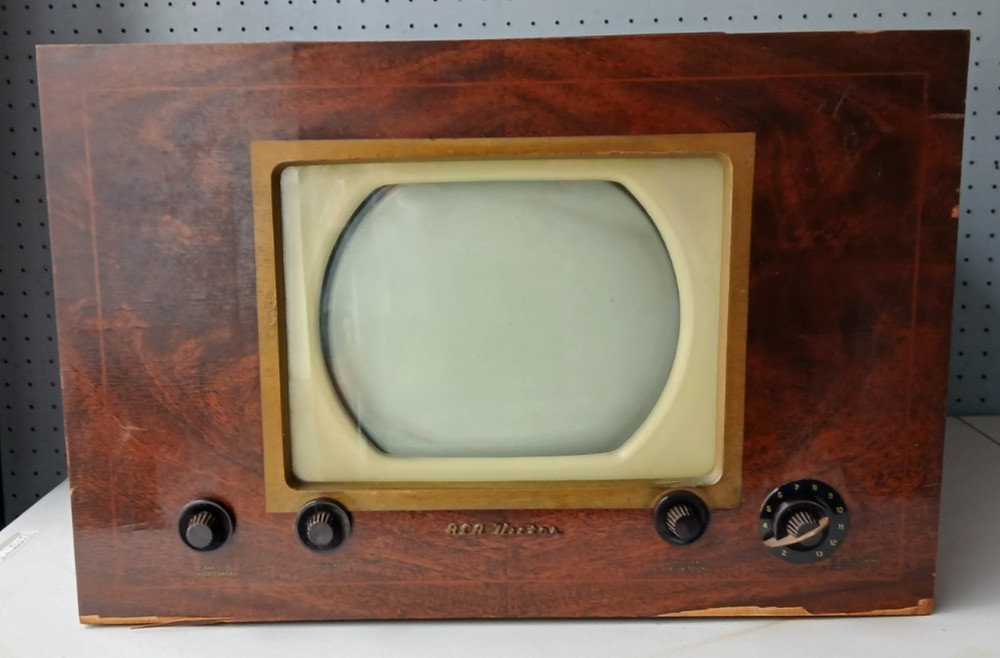 1948 RCA Victor Model 9T240 Wood Cabinet Cathode-Ray Tube (CRT) Television
