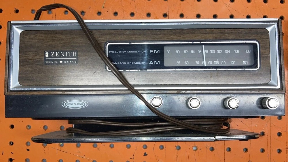 VINTAGE ZENITH SOLID STATE AM/FM TABLE TOP RADIO CIRCLE OF SOUND MODEL K421W