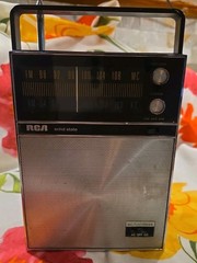 Vintage RCA AM/FM/ Solid State Table Top Radio Works w/batteries no cord