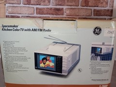 GE Spacemaker Color TV AM/FM Radio 7-7660A Portable 5′ Screen Vintage Working