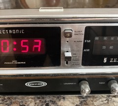 Zenith Model R472 Vintage Solid State Circle of Sound AM FM Alarm Clock Radio