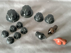 13 Vtg DAKA-WARE Bakelite Knobs – 10 Ribbed Skirted Pointer & 3 Chicken Head