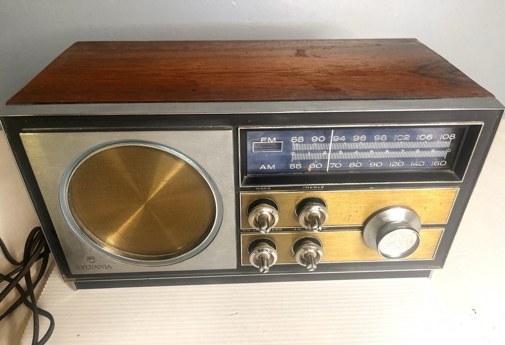 1960’s SYLVANIA RM-300R AM/FM radio w/wood & metal case -Works & sounds good!