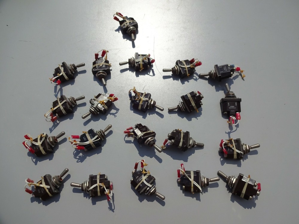 Lot of 21 CUTLER HAMMER Switches MS 24523-23 ON – none – ON