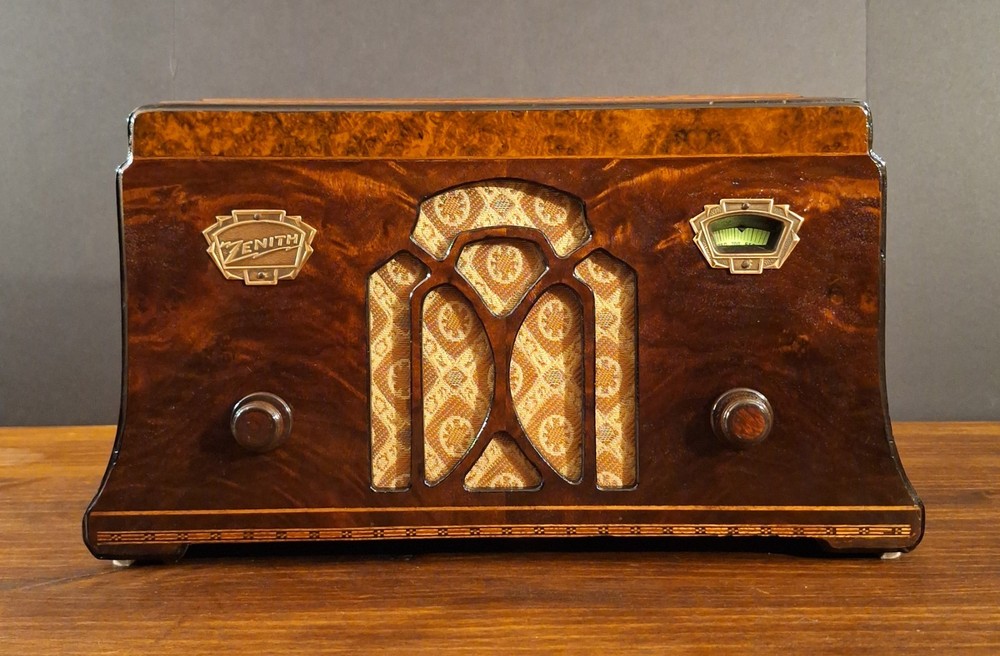 Old Antique Wood Zenith Vintage Tube Radio Converted to Retro Bluetooth Speaker