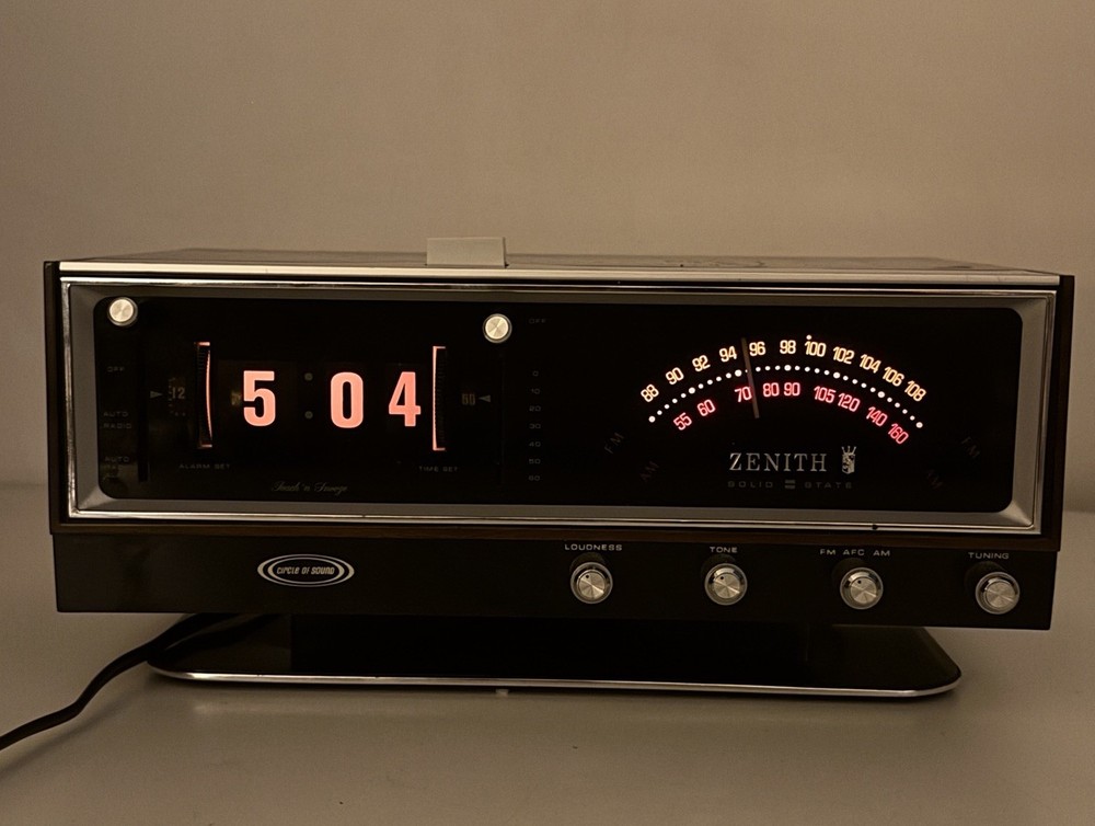 FOR REPAIR Zenith Model C472W-3 Vintage AM-FM Flip Clock Radio Alarm RADIO WORKS