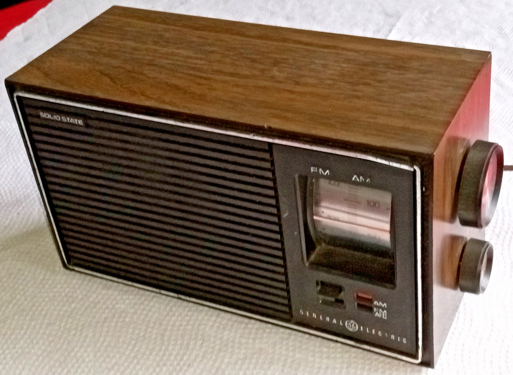 Vintage Working GE Solid State AM FM Table Radio Model T2210A General Electric