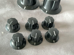 13 Vtg DAKA-WARE Bakelite Knobs – 10 Ribbed Skirted Pointer & 3 Chicken Head