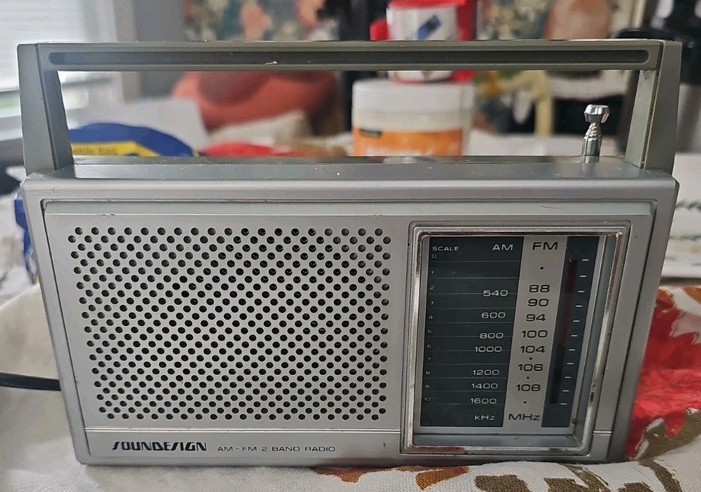Soundesign Vintage AM/FM 2 band radio Tested Works Great!!