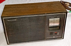 Vintage Working GE Solid State AM FM Table Radio Model T2210A General Electric