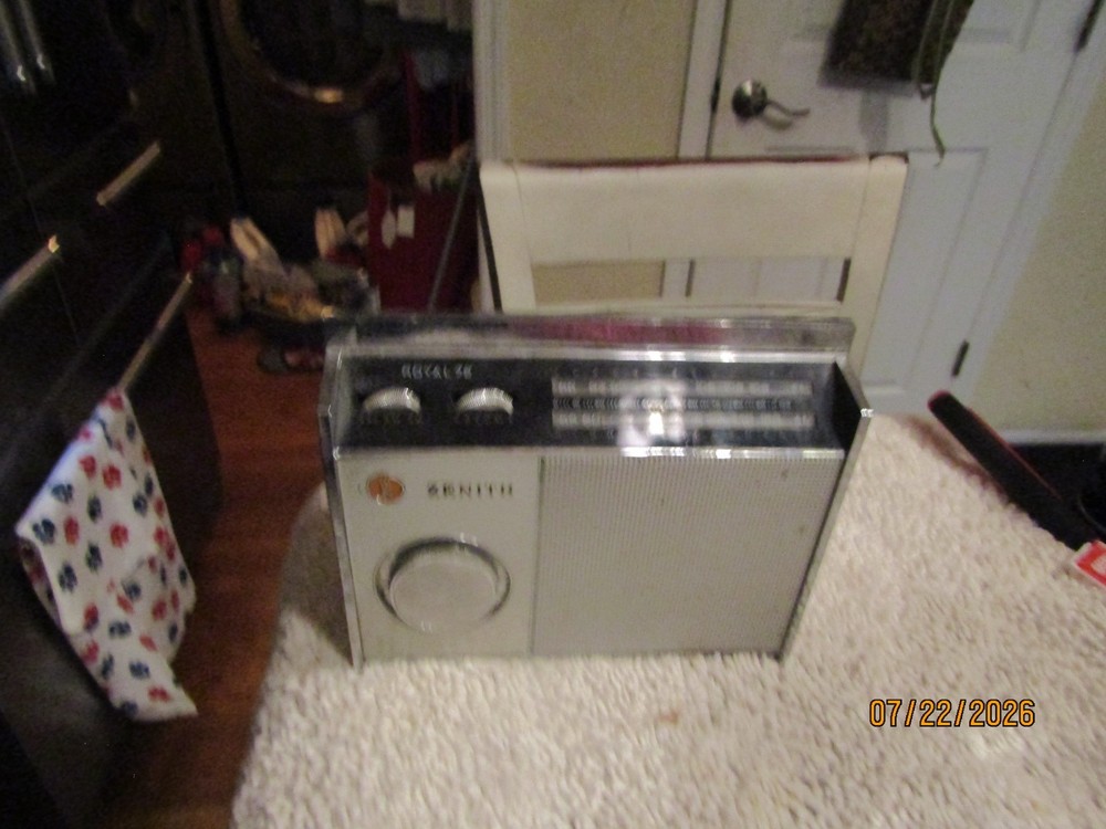Vintage 1968 Zenith Royal 72 R72JZ AM/FM Radio Sold Parts or Repair