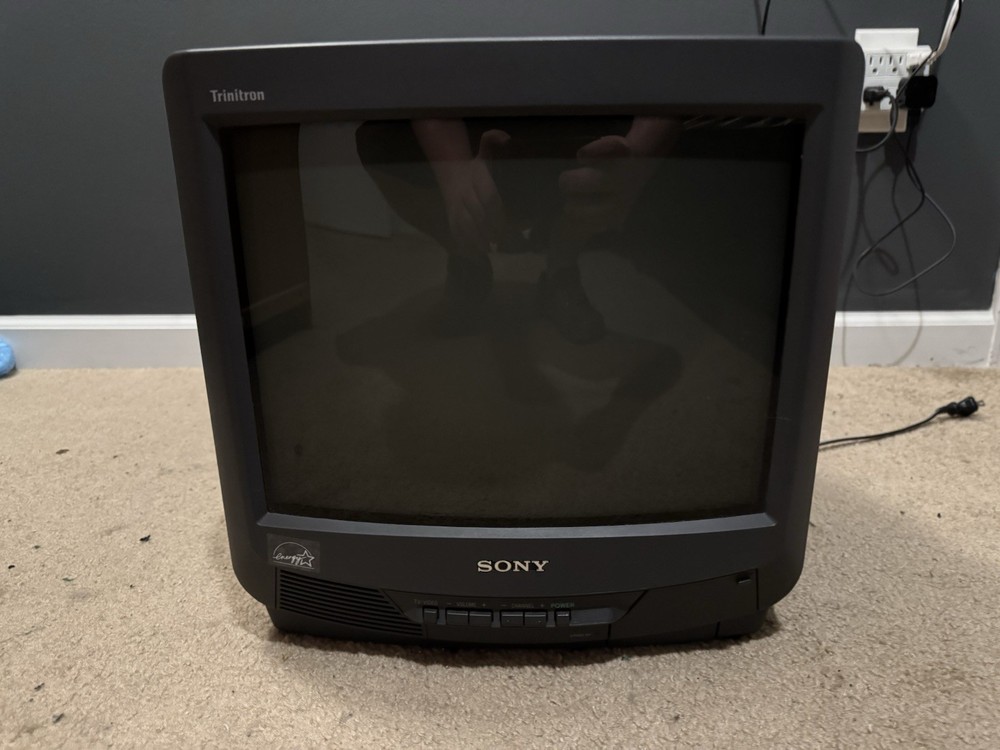 Sony Trinitron 13″ model KV-13M42 2002 Retro gaming TV With Remote Working