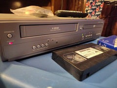 Magnavox DV200MW8 4-Head VCR/DVD Combo Player DVD VHS Tested W/Remote Working