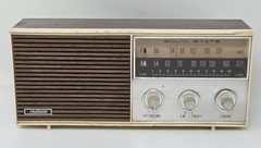 Vintage 1960s-70s Realtone Solid State AM/FM Table Radio – Model 3316 (TURNS ON)