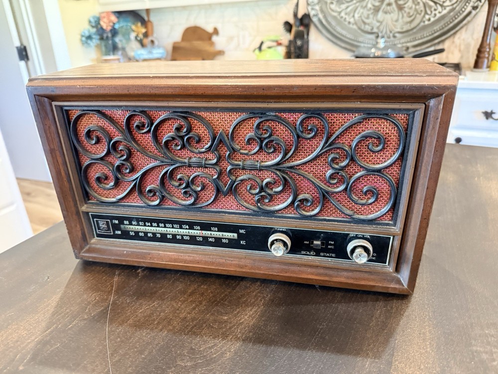 E1 Magnavox 15″ Radio Vintage Wood Case AM FM model 1R1727 USA
