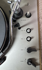 VISONIK HIFI – BD 5200 TURNTABLE – POWERS UP – UNTESTED – WITH BOX