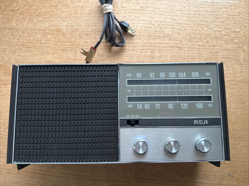 Vintage RCA AM/FM Radio Model RZC 243W Mid Century Modern MCM – Works