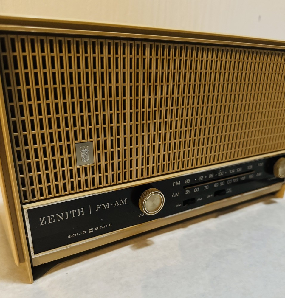 Vintage Zenith Solid State Long Distance AM/FM Radio Model A-410-W – Works!