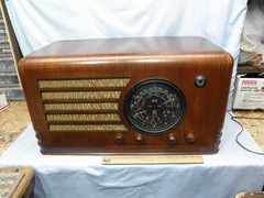 UNIQUE, UNKNOWN 1937 DELCO RU-1142 CONSOLE in a TABLETOP 8 TUBE RADIO-SERVICED