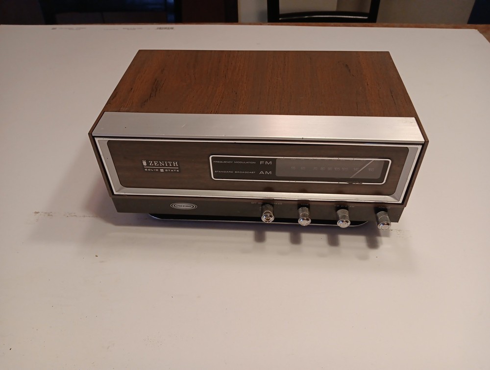 Vintage Zenith Solid State Radio, Circle Of Sound, AM FM Model R421, …..