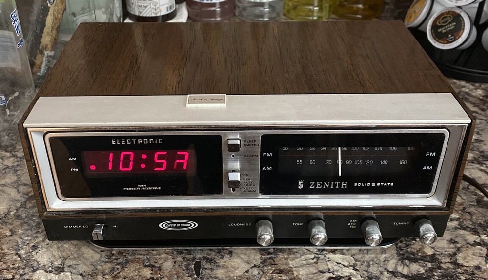 Zenith Model R472 Vintage Solid State Circle of Sound AM FM Alarm Clock Radio