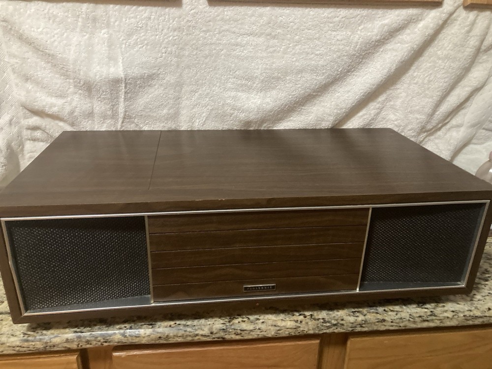 VINTAGE PANOSONIC MODEL SE-1318 PHONOGRAGH/RADIO W/BUILT IN SPEAKERS *VERY RARE*