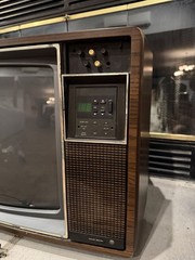 VINTAGE-19″ Zenith Space Command Retro Wood Grain CRT TV – (Power Button Broken)