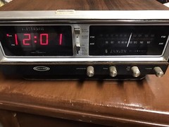 Vintage Zenith Model H472W Solid State Circle of Sound AM FM Alarm Clock Radio