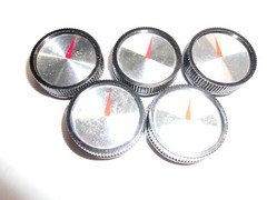 5 BLACK PLASTIC CONTROL KNOBS W/ALUM CENTES