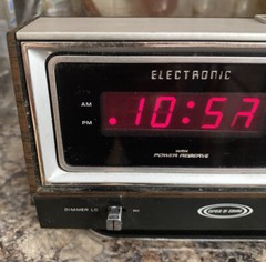 Zenith Model R472 Vintage Solid State Circle of Sound AM FM Alarm Clock Radio