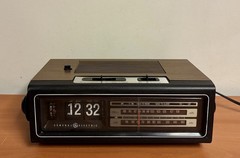 Vintage General Electric AM/FM Flip-Clock Radio Model 7-4310A Radio Works READ