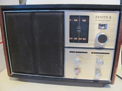 Zenith AM/FM table Radio with Unique lighted rolling dial H-430W