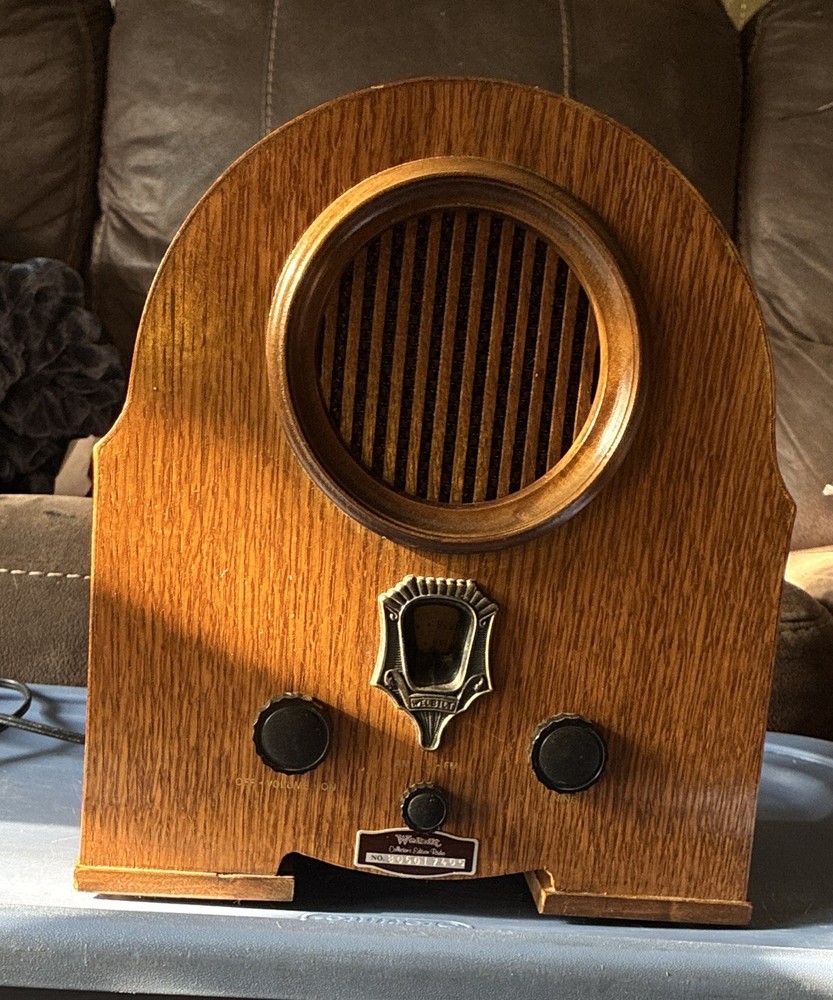Welbilt Nostalgic Reproduction AM/FM Radio Model 1917. It works with plugg-in