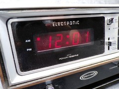 Vintage Zenith Model H472W Solid State Circle of Sound AM FM Alarm Clock Radio