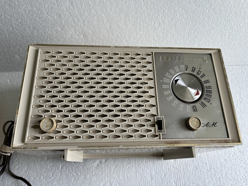 Vintage Zenith AM/FM Radio S-52233 Mid-Century, Tested & Working