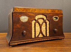 Old Antique Wood Zenith Vintage Tube Radio Converted to Retro Bluetooth Speaker