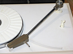 MID-CENTURY MOD ZENITH PORTABLE RECORD PLAYER w AM RADIO MODEL B525J & IT WORKS