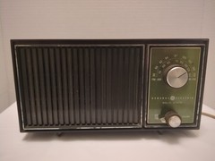 GE Solid State AM FM Table Radio Model T2210A