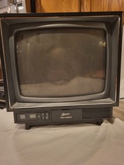 ZENITH SPACE COMMAND COLOR TV. 13 INCH. WITH REMOTE