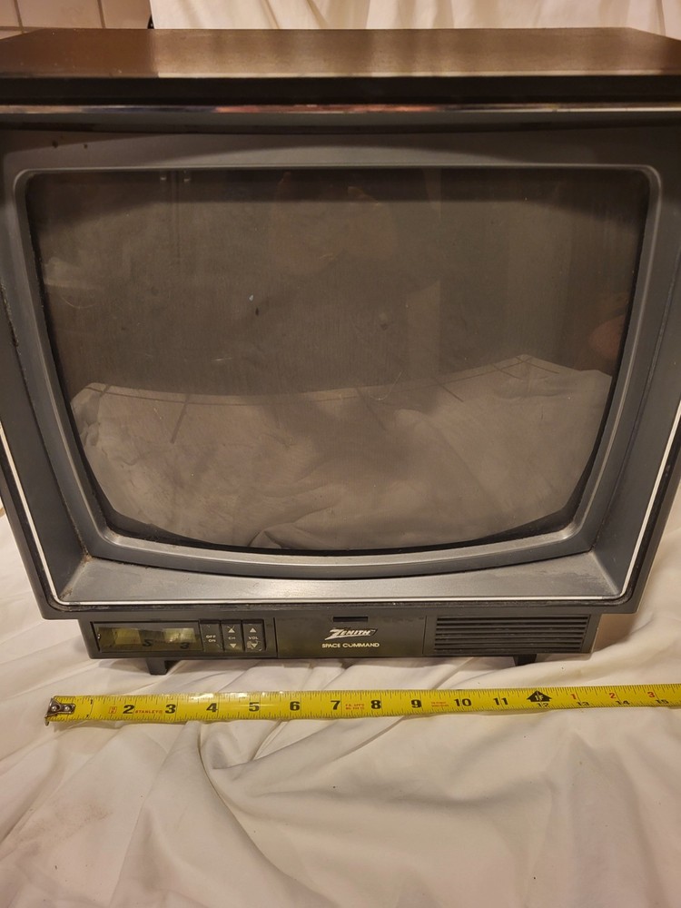 ZENITH SPACE COMMAND COLOR TV. 13 INCH. WITH REMOTE