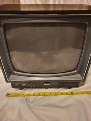 ZENITH SPACE COMMAND COLOR TV. 13 INCH. WITH REMOTE