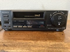 VINTAGE SONY EV-C40 8MM VIDEO 8 PLAYER RECORDER W/REMOTE VCR POWERS ON UNTESTED