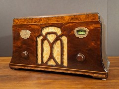 Old Antique Wood Zenith Vintage Tube Radio Converted to Retro Bluetooth Speaker