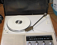 MID-CENTURY MOD ZENITH PORTABLE RECORD PLAYER w AM RADIO MODEL B525J & IT WORKS