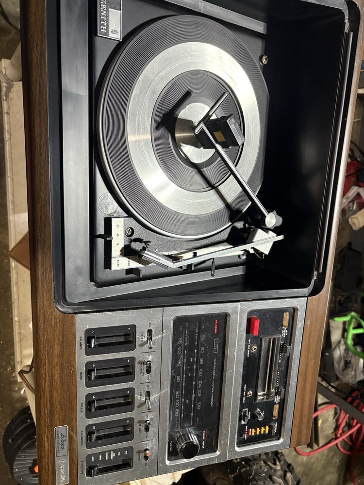 Vinatge Zenith Allegro ‘Wedge’ J596W-WITHOUT Speaker Inheritance Powers On As-Is