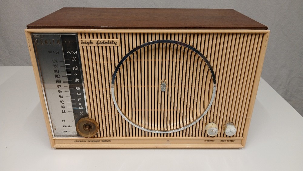 Zenith High Fidelity Automatic Frequency Control AM/FM Tube Radio: Powers ON