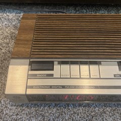Vintage GE 7-4634B AM/FM Digital Alarm Clock Radio Woodgrain Tested