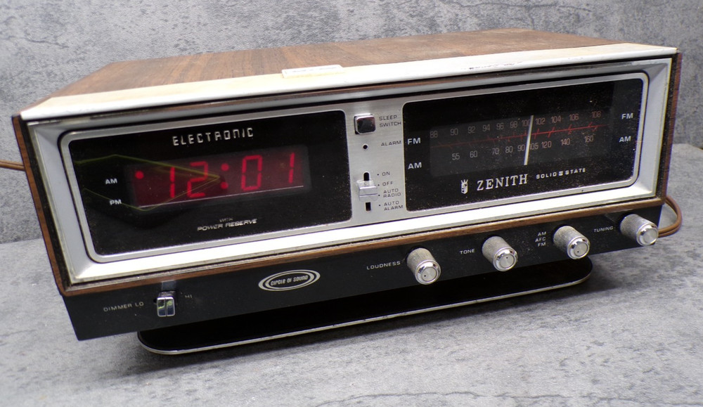 Vintage Zenith Model H472W Solid State Circle of Sound AM FM Alarm Clock Radio