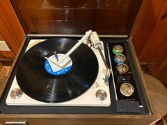 1965 Zenith Z565W Circle Of Sound Record Player Speakers Gusdorf stand Listen !